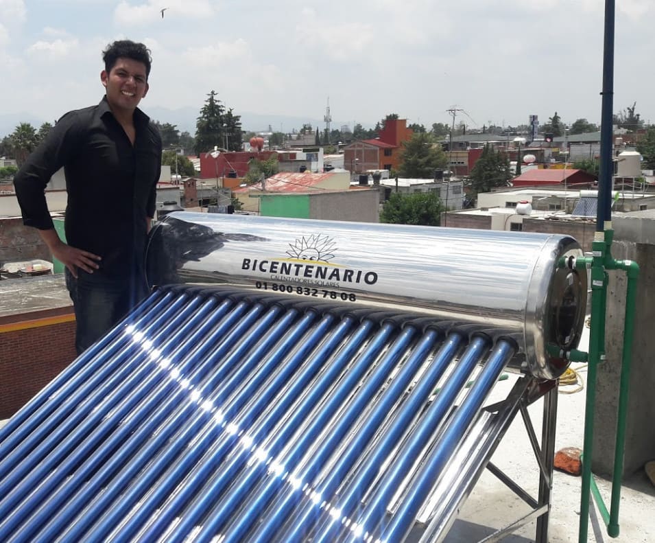 familia satisfecha calentador solar